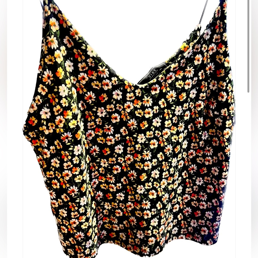 Floral print slim strap spaghetti strap tank top- semi cropped! Sleek